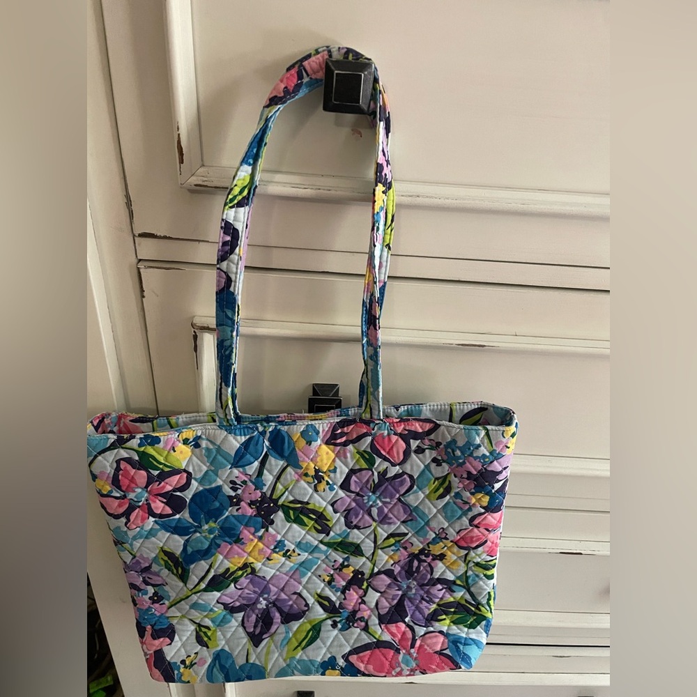 Vera Bradley Glenna bag
Marian Floral GUC pen mark on inside see photo